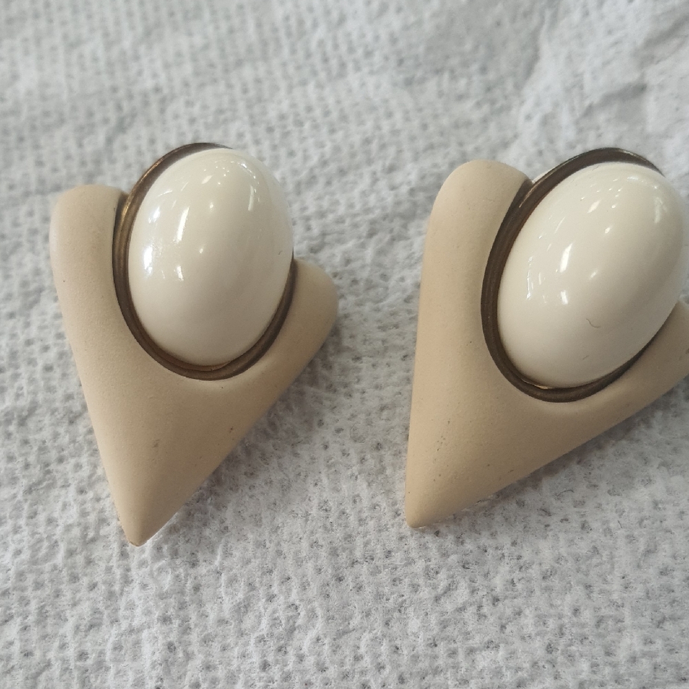 Elegant Cream and Gold Women's Earrings